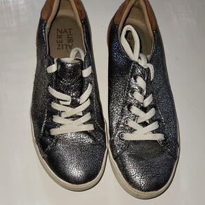 Women's pewter leather Natularizer  shoes.